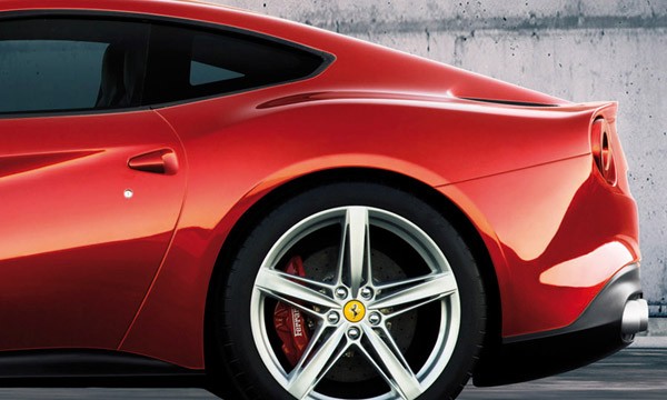 F12 Berlinetta sử dụng 12 loại hợp kim trong các bộ khung và động cơ giúp giảm trọng lượng và giảm độ cứng.